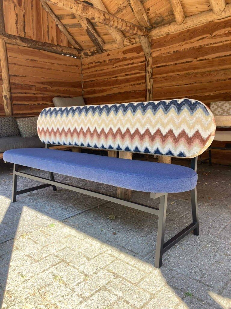Unieke bank met retro stoffen voor een stijlvolle interieurupgrade.