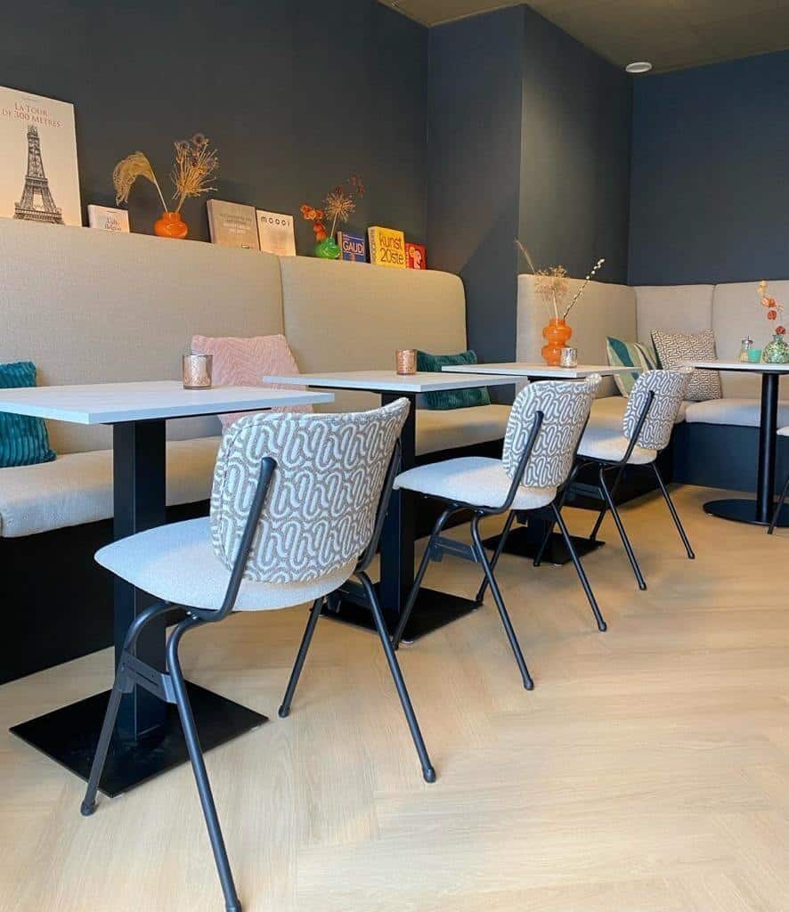 Een sfeervol restaurant met moderne stoelen, decoratie en vintage elementen. Perfect voor een gezellige eetervaring.