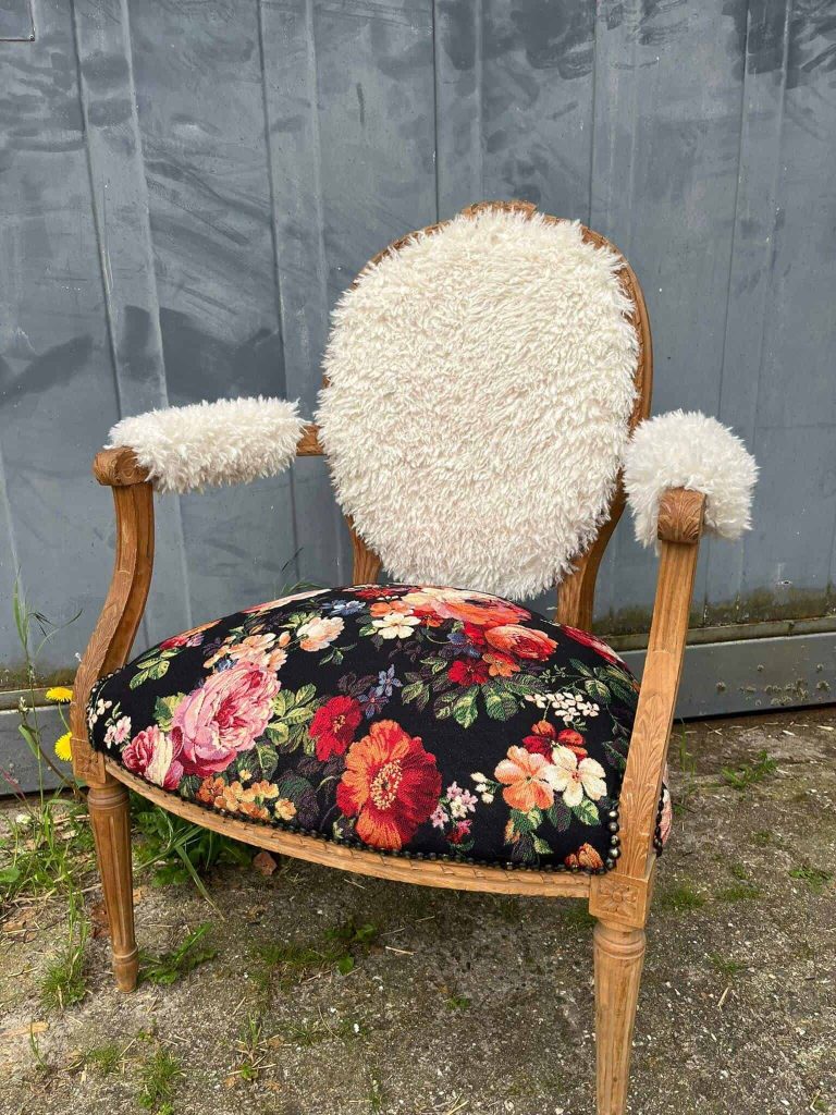 Antiek herenstoel met zachte witte fleecestof en bloemenpatroon.
