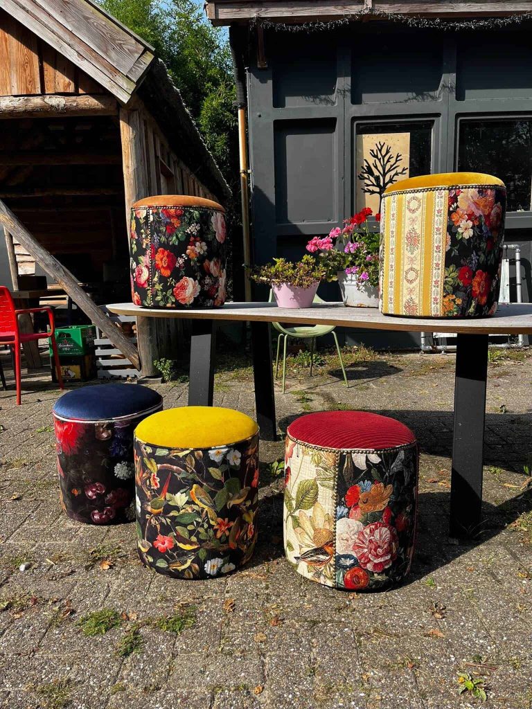 Decoratief, kleurrijk en vintage tuinmeubilair met bloemenpatronen en gezellige sfeer.