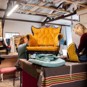Een Kijkje Achter de Schermen: Onze Werkplaats – Stofferen van Meubels