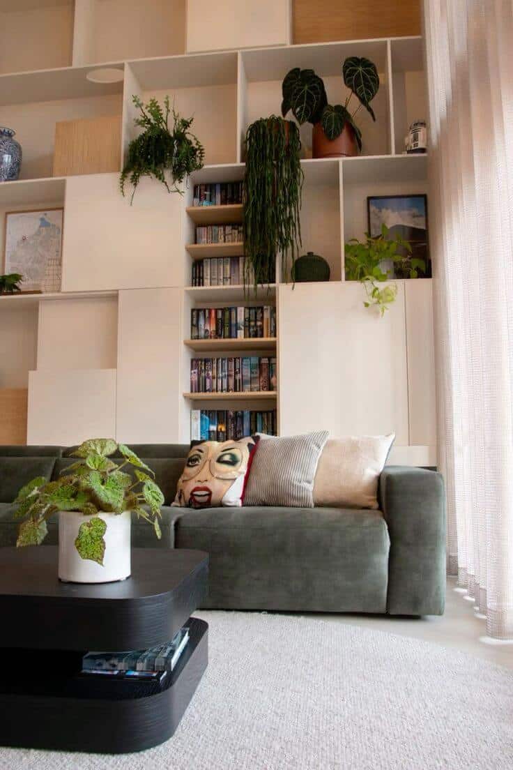 Moderne living met vintage elementen en planten voor een frisse uitstraling.