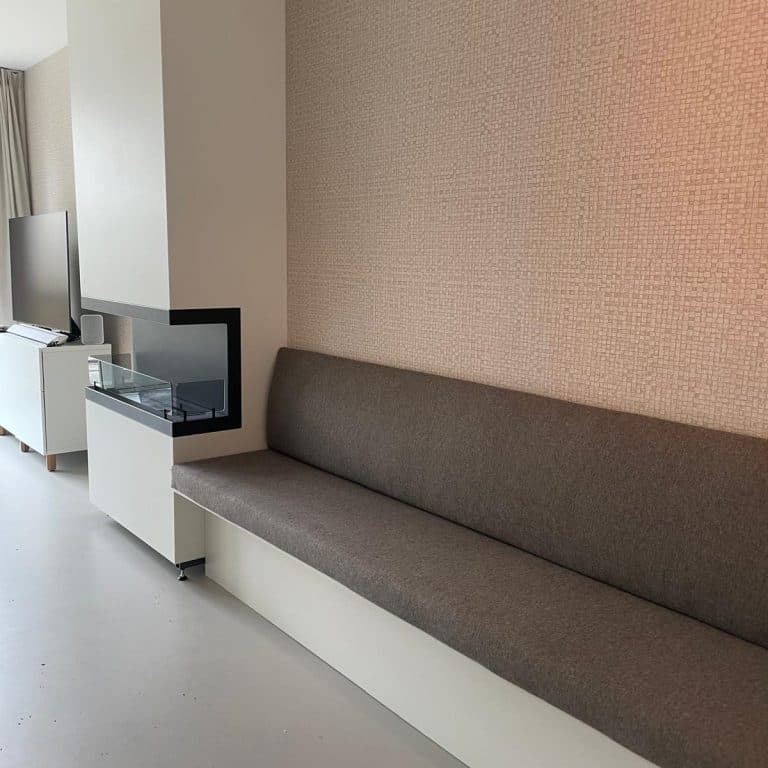 Witte Sarek eetbank naast haard op maat gemaakt
