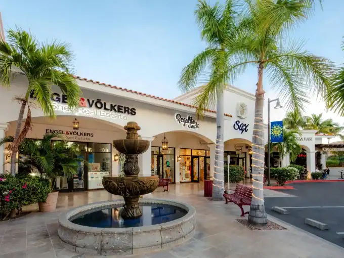 Palmilla Lifestyle - Shopping Center With Fountain And Boutiques