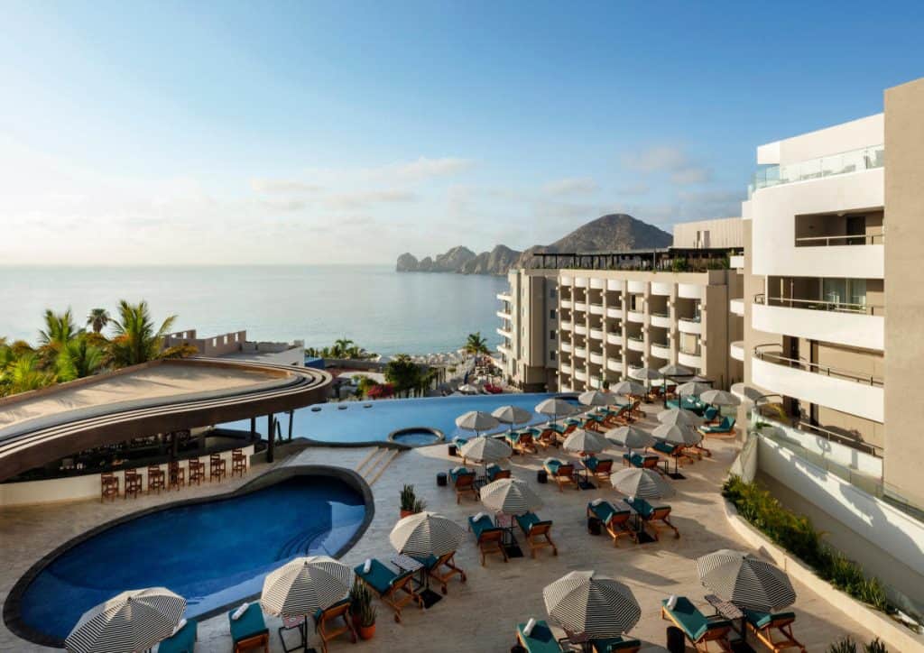 Luxurious Palmilla Beachfront Resort With Infinity Pool, Sun Loungers, And Ocean Views, Offering An Ideal Retreat In Palmilla'S Scenic Coastal Location.