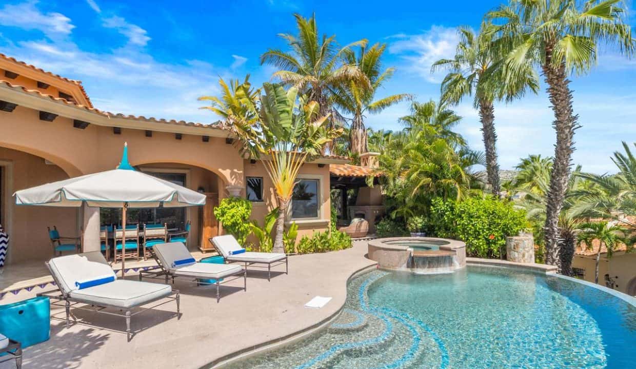Lush Palmilla Estate With A Luxurious Pool, Surrounded By Tropical Palm Trees And Vibrant Greenery, Perfect For Relaxing And Enjoying Sunny Days In Palmilla.