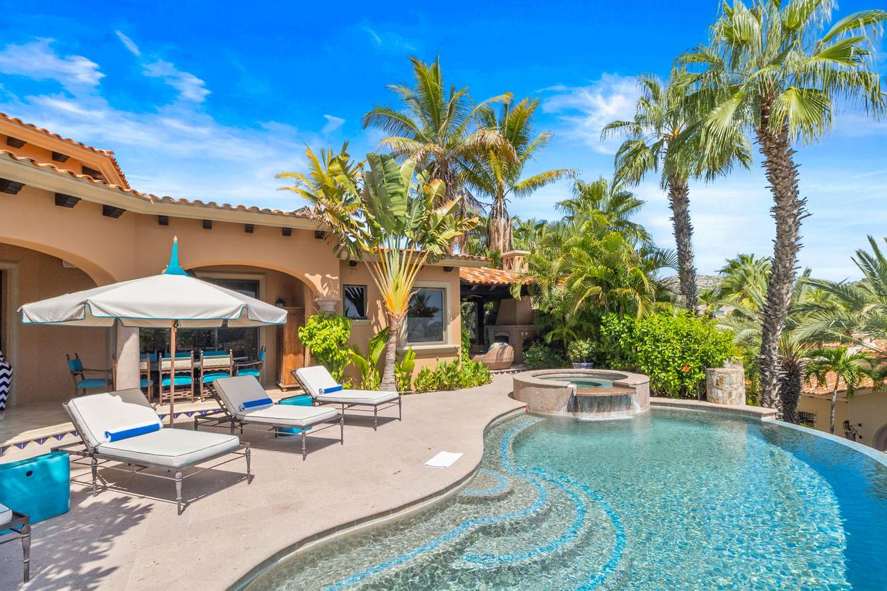 Lush Palmilla Estate With A Luxurious Pool, Surrounded By Tropical Palm Trees And Vibrant Greenery, Perfect For Relaxing And Enjoying Sunny Days In Palmilla.