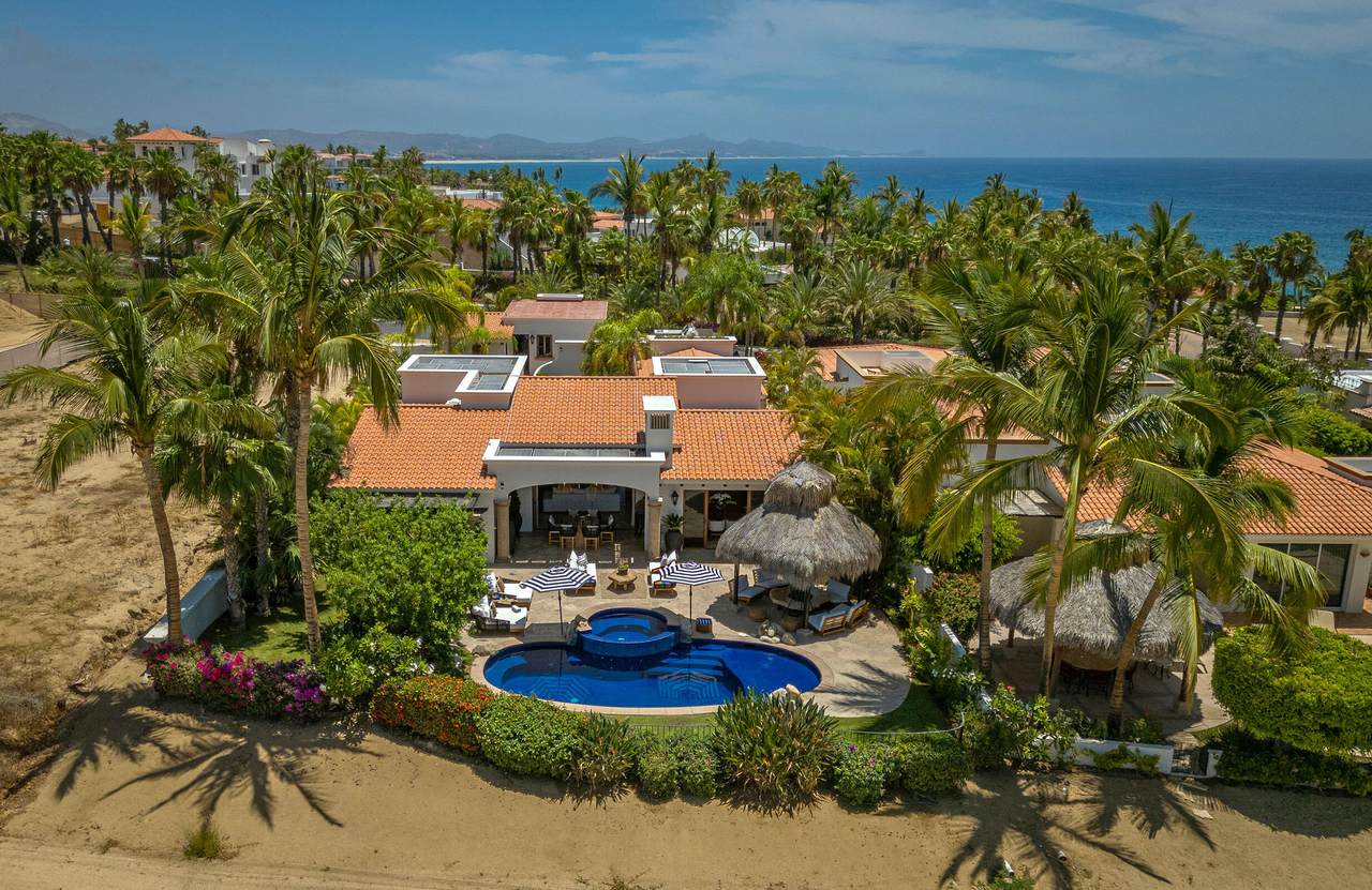 Luxurious Palmilla Beachfront Estate With A Private Pool, Lush Tropical Gardens, And Stunning Ocean Views, Perfect For Upscale Living And Vacationing In Baja California Sur.
