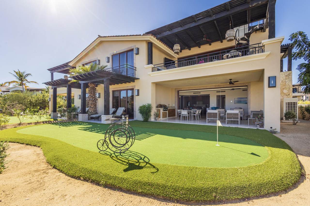 Palmilla Estate With Spacious Outdoor Living And Modern Amenities.