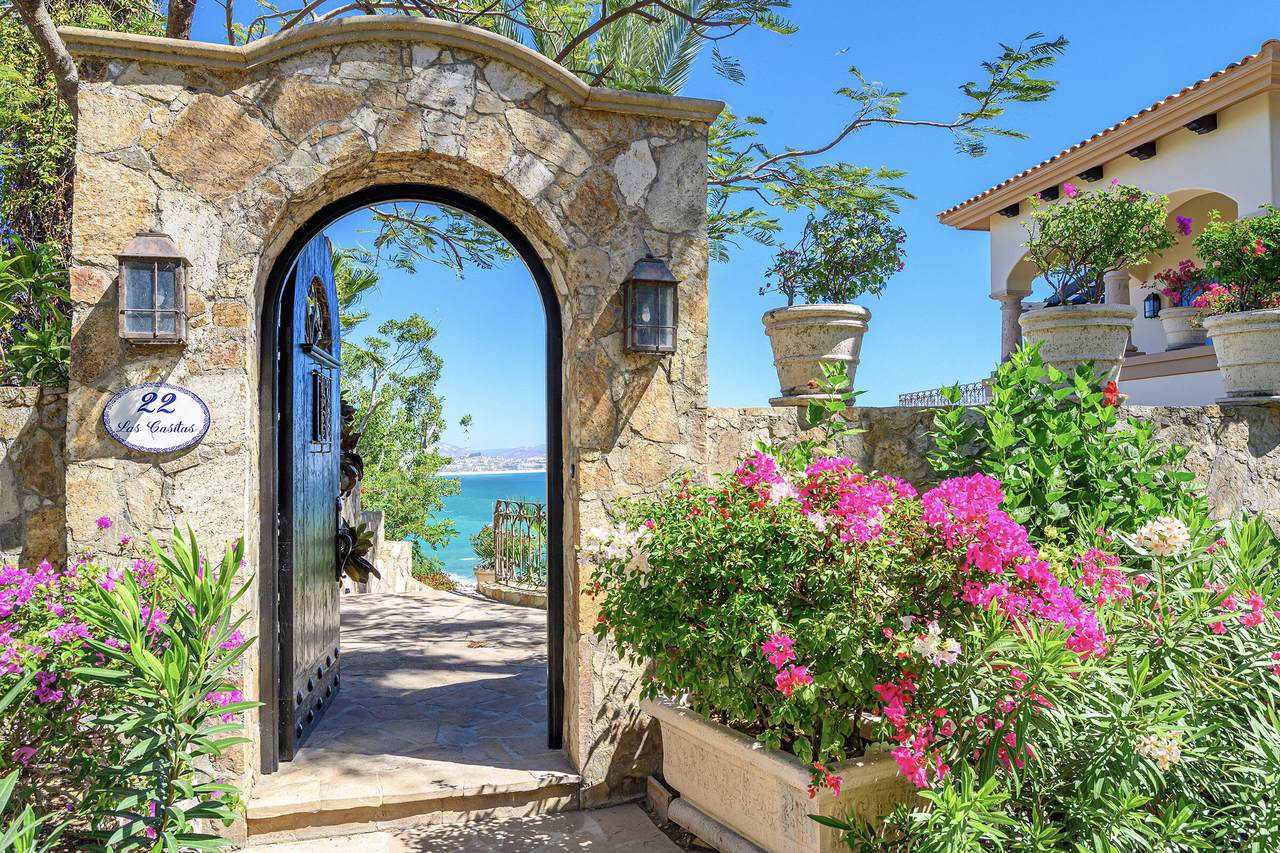 Beautiful Palmilla Estate With A Scenic Ocean View And Lush Garden Surroundings.