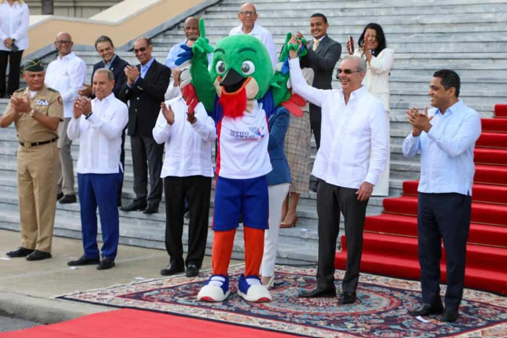 Árbol de la antorcha de Santo Domingo 2026 con autoridades y el presidente Abinader en la ceremonia.