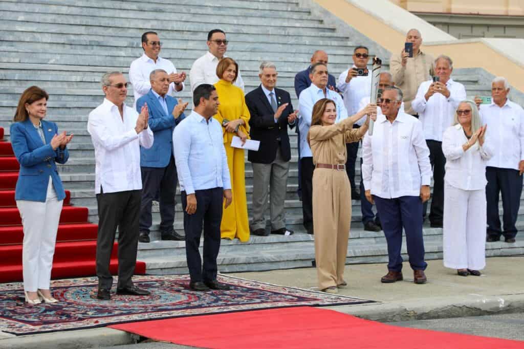 Autoridades y líderes políticos participan en evento formal al aire libre.