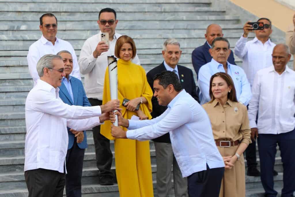 Abinader entrega la antorcha a un representante en acto oficial en Santo Domingo.