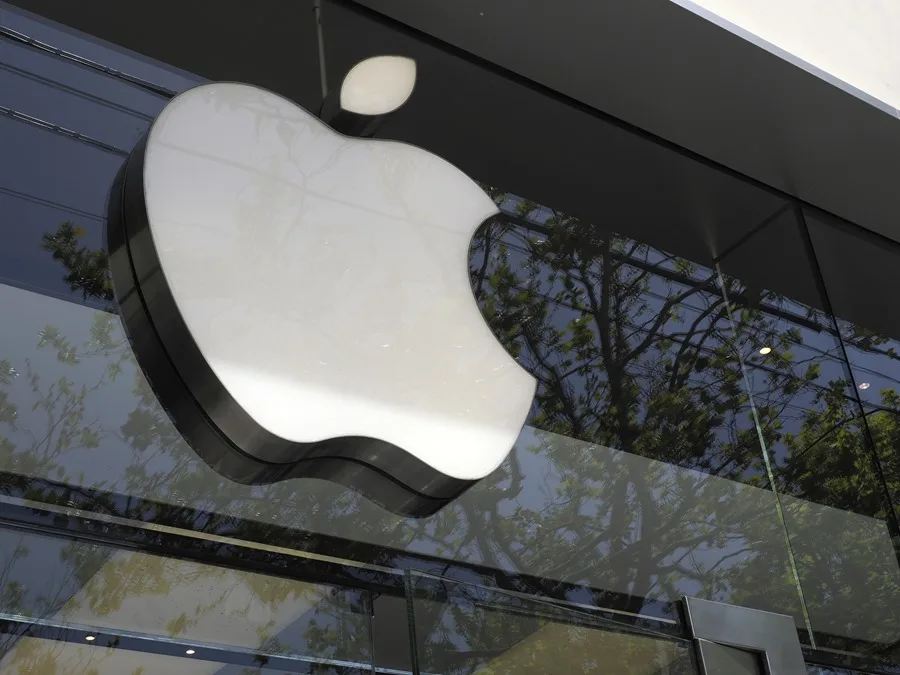 Logo de Apple en una de las tiendas de la compañía, en Berkeley, California (EE.UU.).