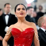 A lo largo de los años, Salma Hayek ha construido una historia en la Met Gala donde cada look suma un nuevo capítulo de estilo.ANGELA WEISS/Getty Images
