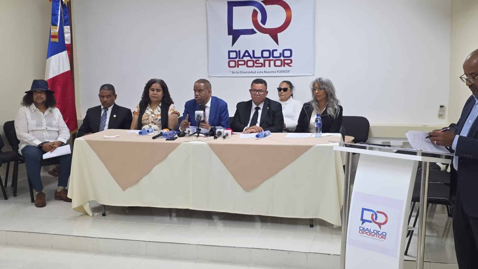 Asegurando la democracia: Opositores denuncian intento del gobierno de debilitar el sistema de parti.