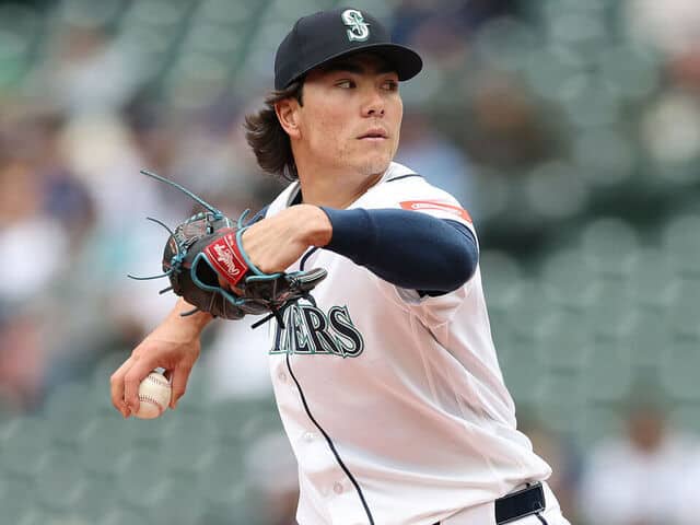 Lanzador de los Bravos en acción durante un partido de béisbol.