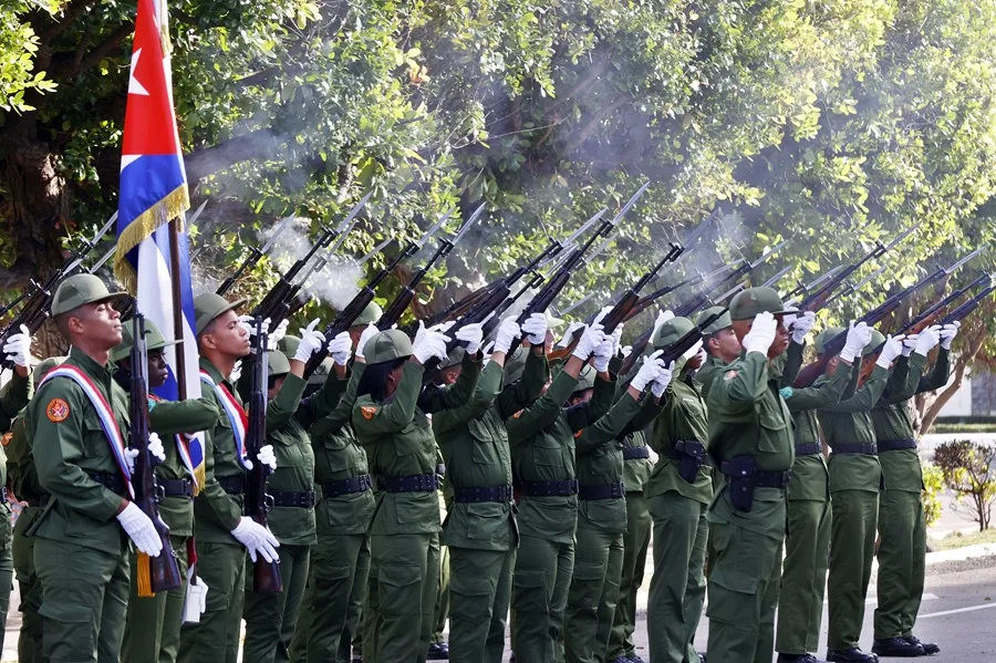 Integrantes de las Fuerzas Armadas Revolucionarias de Cuba (FAR) en un homenaje en La Habana (Cuba).