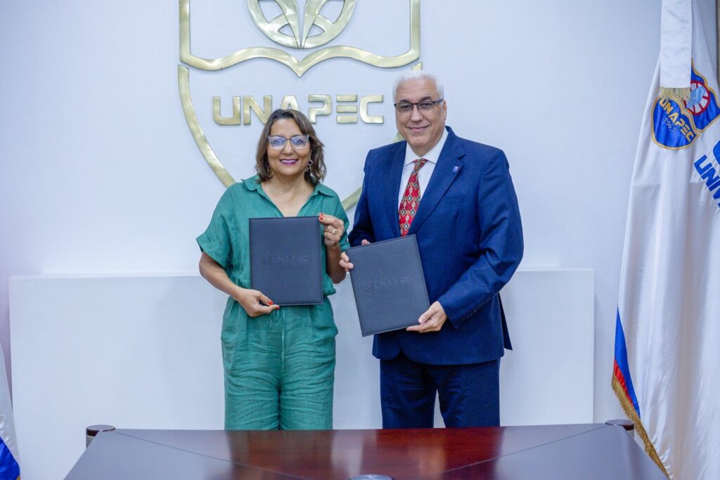 Minerva del Risco, presidenta de la Fundación René del Risco Bermúdez, magíster Erik Pérez Vega, el rector de la Universidad APEC.