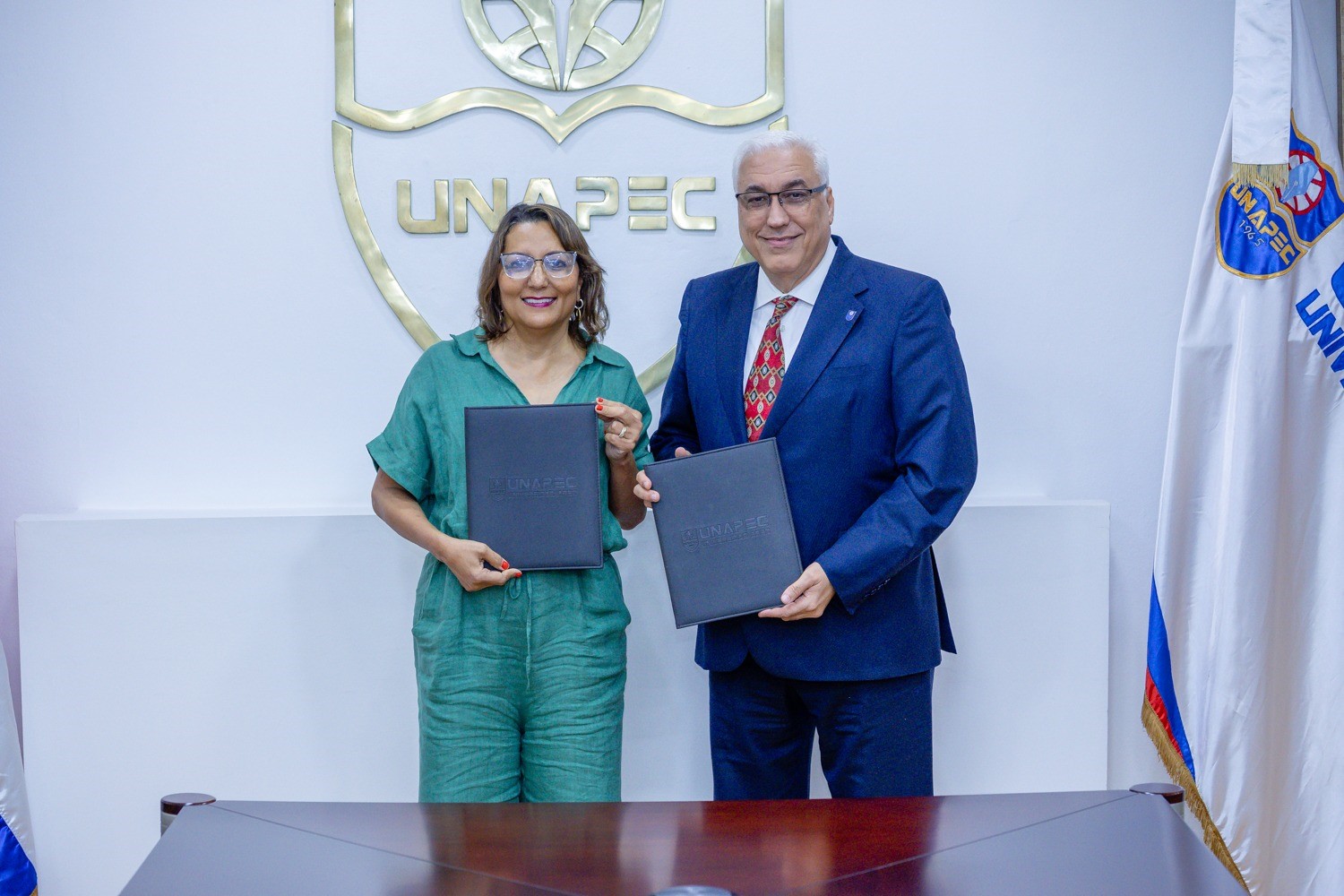 Minerva del Risco, presidenta de la Fundación René del Risco Bermúdez, magíster Erik Pérez Vega, el rector de la Universidad APEC.