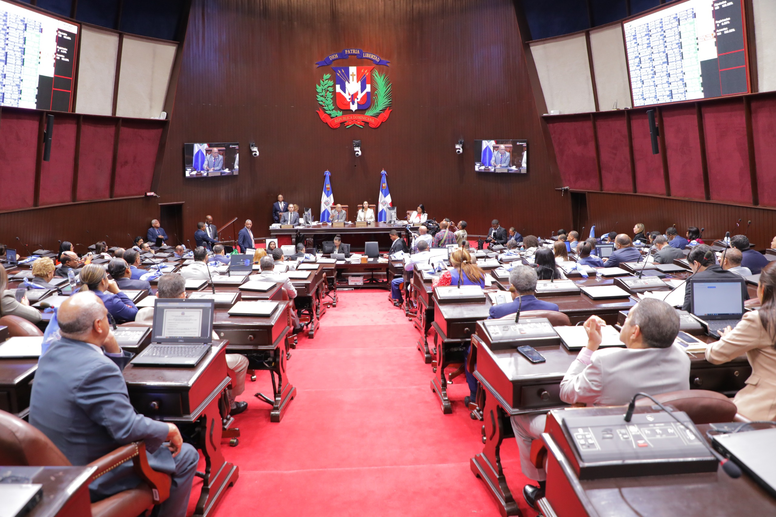 Legisladores aprueban Vicente Baret.