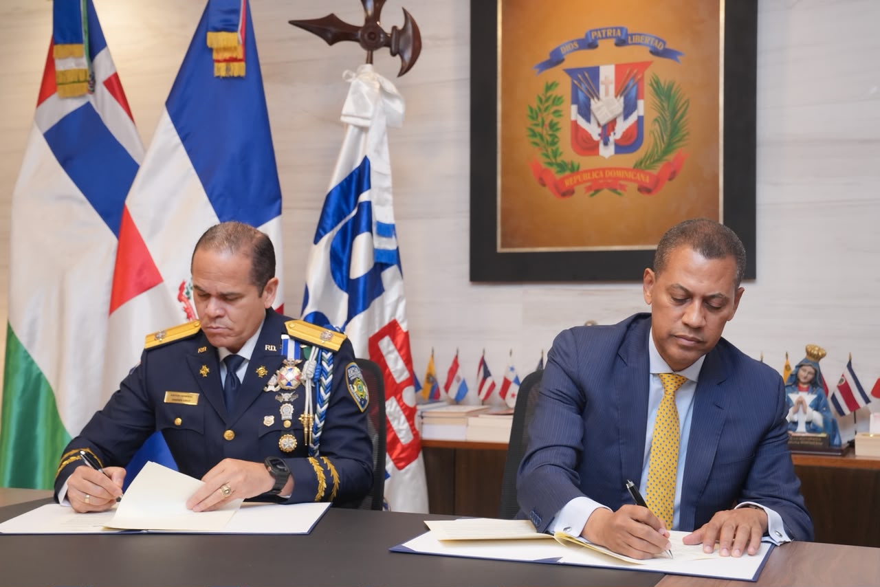 El convenio fue suscrito por el director general de la Policía Nacional, mayor general Andrés Modesto Cruz Cruz, y el presidente del Consejo Directivo del Indotel, Guido Gómez Mazara.