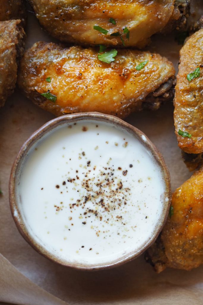 Dip de yogur y limón para dipear las alitas en él. Las alitas de pollo con la salsita de mantequilla ya están más que buenas peeeeero... un toque de frescor siempre acompaña bien a platos con picantito y con un pelín de grasa. En concreto, algo lácteo, como el yogur en este caso, va perfecto para compensar el picante y el limón es lo que va perfecto para contrastar con la salsa de mantequilla.