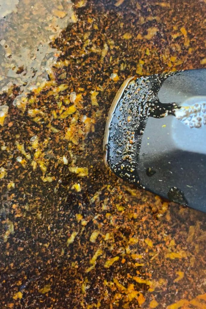 Salsa de mantequilla, ajo, pimentón y cayena para bañar con ella las alitas. ¡Hace que sean literal para chuparse los dedos!