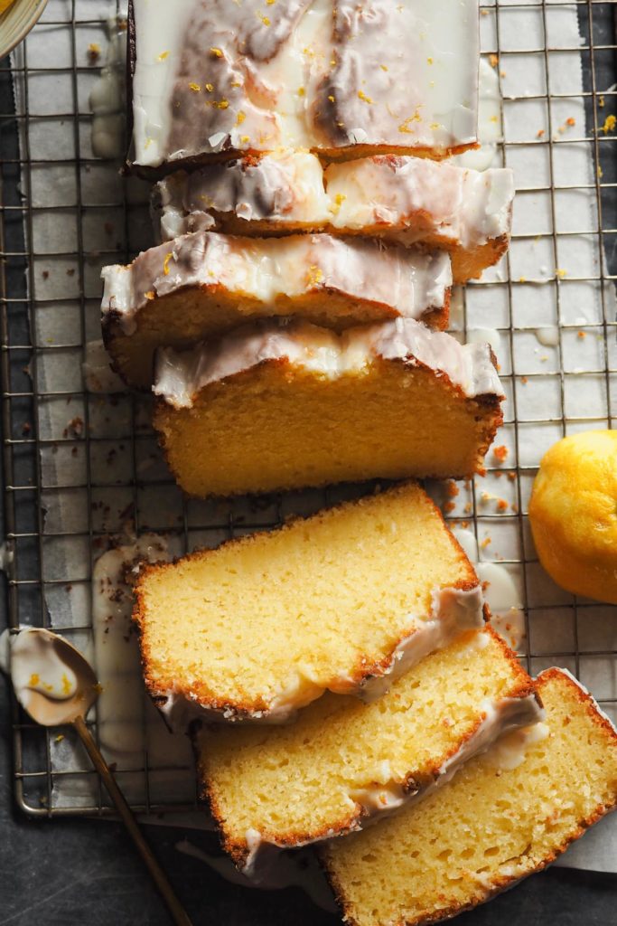 Bizcocho de Limón y Requesón con Glaseado de Limón fácil, tierno y muy jugoso. Perfecto para un desayuno, merienda o postre. La miga queda compacta y se deshace en la boca. | Receta de Paula's Apron