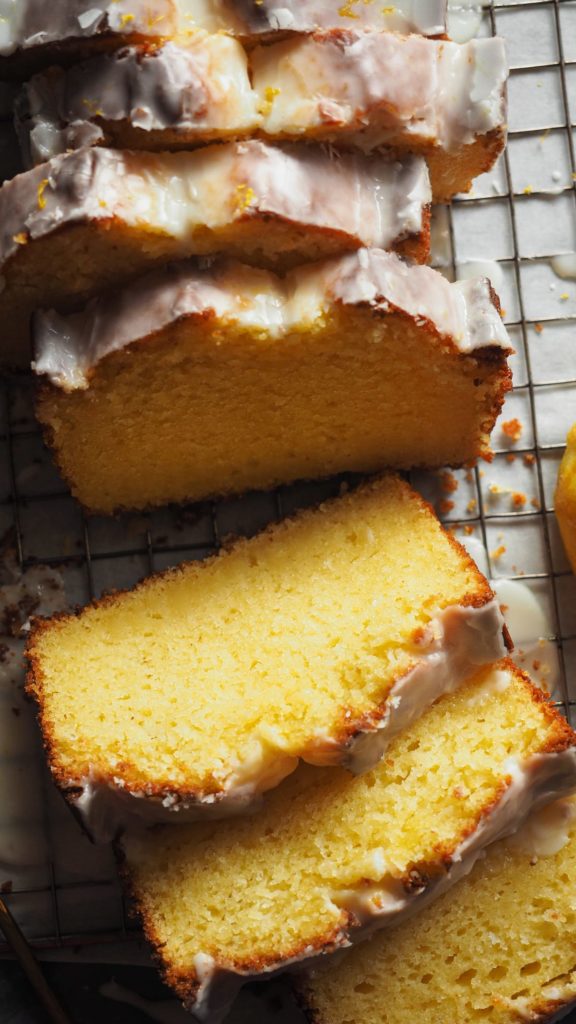 Bizcocho de Limón y Requesón con Glaseado de Limón fácil, tierno y muy jugoso. Perfecto para un desayuno, merienda o postre. | Receta de Paula's Apron