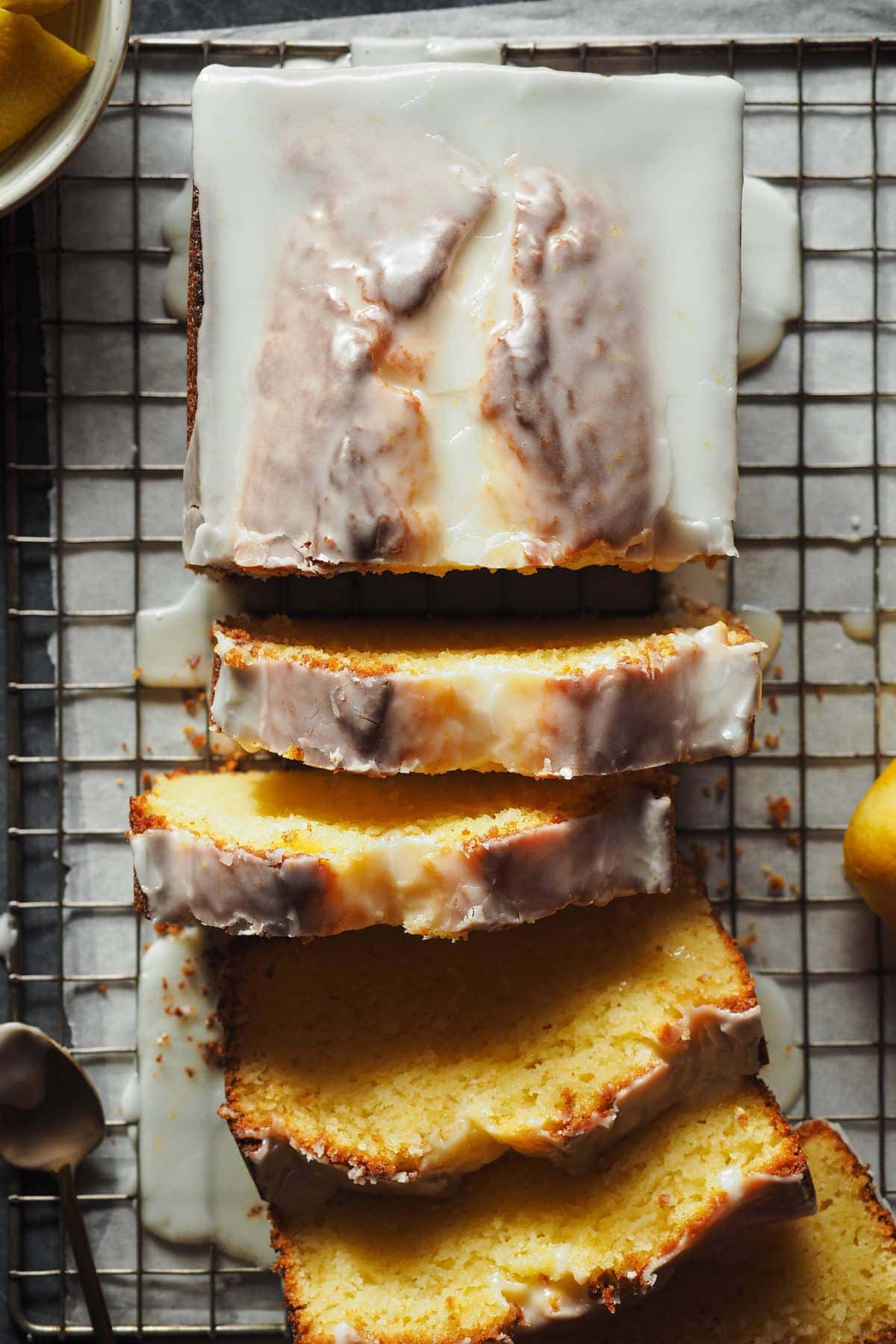 Bizcocho de Limón y Requesón con Glaseado de Limón ya endurecido | Receta de Paula's Apron