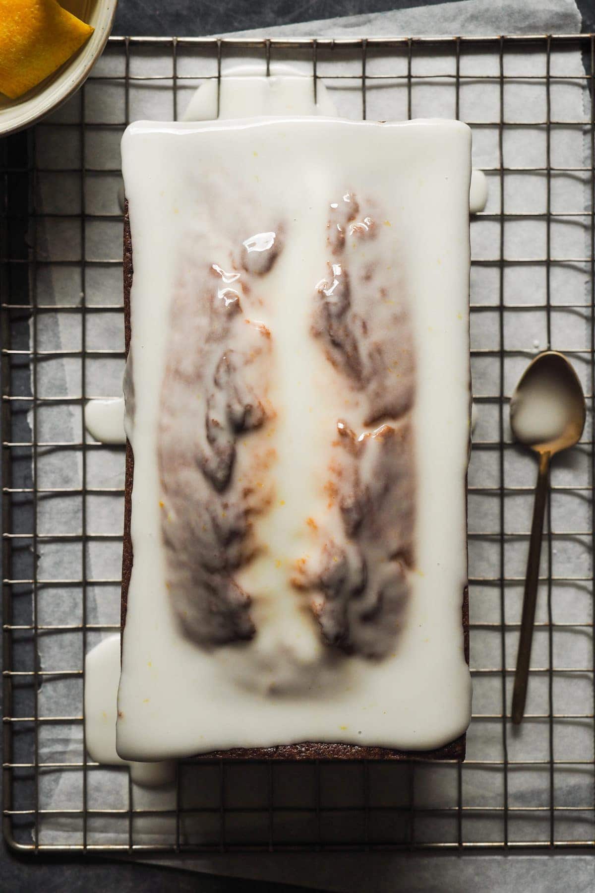 Bizcocho de Limón y Requesón recién cubierto con el glaseado de limón, aún líquido | Receta de Paula's Apron