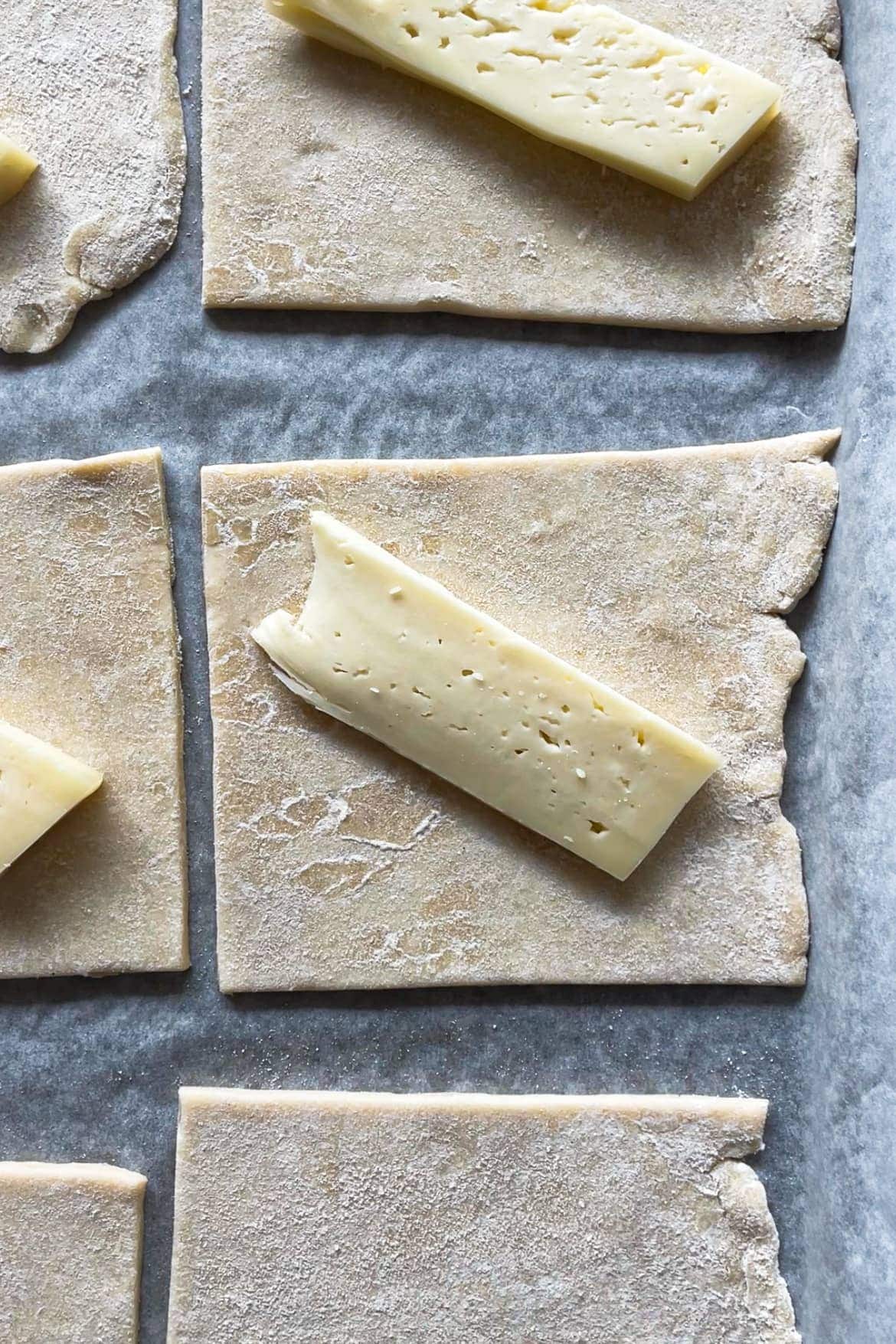 Hojaldre rápido casero con un trozo de queso encima. | Receta de Paula's Apron