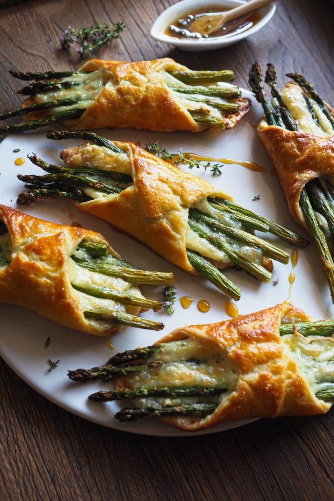 Hojaldres de Espárragos y Brie 100% caseros, fáciles de hacer y quedan perfectos como brunch, aperitivo, o entrante. Combinan un hojaldre casero rápido (¡en 5-10 minutos lo tienes listo!), con queso brie derretido y espárragos, que son un hit de temporada. Como broche, un toque de miel al tomillo que no puede ir mejor con el queso.¡Triunfa esta primavera! | Receta de Paula's Apron
