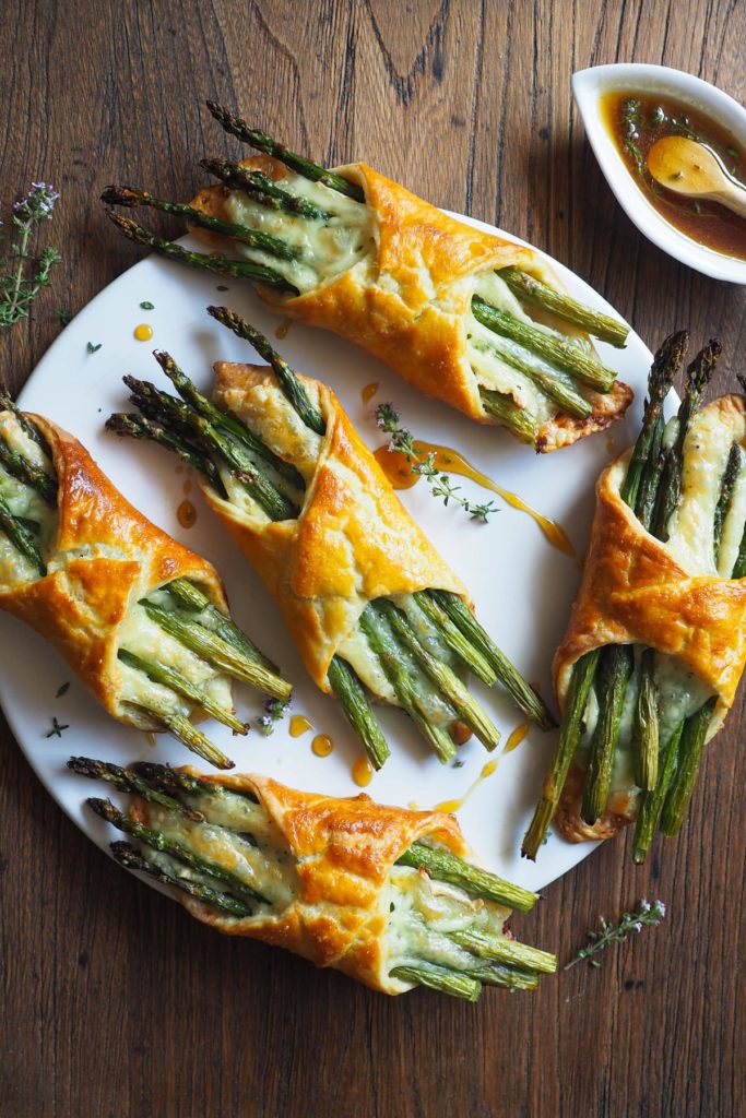 Hojaldres de Espárragos y Brie 100% caseros, fáciles de hacer y quedan perfectos como brunch, aperitivo, o entrante. Combinan un hojaldre casero rápido (¡en 5-10 minutos lo tienes listo!), con queso brie derretido y espárragos, que son un hit de temporada. Como broche, un toque de miel al tomillo que no puede ir mejor con el queso.¡Triunfa esta primavera! | Receta de Paula's Apron