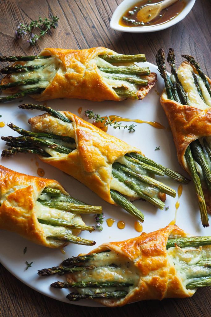 Hojaldres de Espárragos y Brie 100% caseros, fáciles de hacer y quedan perfectos como brunch, aperitivo, o entrante. Combinan un hojaldre casero rápido (¡en 5-10 minutos lo tienes listo!), con queso brie derretido y espárragos, que son un hit de temporada. Como broche, un toque de miel al tomillo que no puede ir mejor con el queso.¡Triunfa esta primavera! | Receta de Paula's Apron