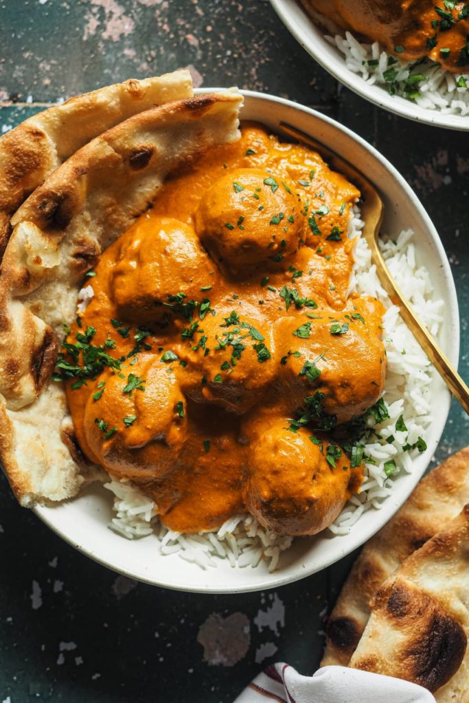 Esta receta de Butter Chicken Albóndigas en 30 minutos es una forma increíble de introducir comida India en casa. La salsa es cremosa y tiene un sabor a especias súper agradable y además es saludable (las especias tienen tantas propiedades buenas). Estas albóndigas son un giro al clásico ¡que siempre enamora! Acompáñalas de arroz y pan naan y listos, una comida o cena perfecta en 30 minutos para cualquier ocasión. | Receta de Paula's Apron