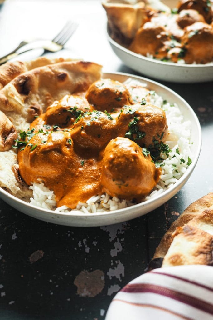 Esta receta de Butter Chicken Albóndigas en 30 minutos es una forma increíble de introducir comida India en casa. La salsa es cremosa y tiene un sabor a especias súper agradable y además es saludable (las especias tienen tantas propiedades buenas). Estas albóndigas son un giro al clásico ¡que siempre enamora! Acompáñalas de arroz y pan naan y listos, una comida o cena perfecta en 30 minutos para cualquier ocasión. | Receta de Paula's Apron