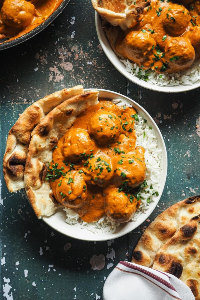 Esta receta de Butter Chicken Albóndigas en 30 minutos es una forma increíble de introducir comida India en casa. La salsa es cremosa y tiene un sabor a especias súper agradable y además es saludable (las especias tienen tantas propiedades buenas). Estas albóndigas son un giro al clásico ¡que siempre enamora! Acompáñalas de arroz y pan naan y listos, una comida o cena perfecta en 30 minutos para cualquier ocasión. | Receta de Paula's Apron