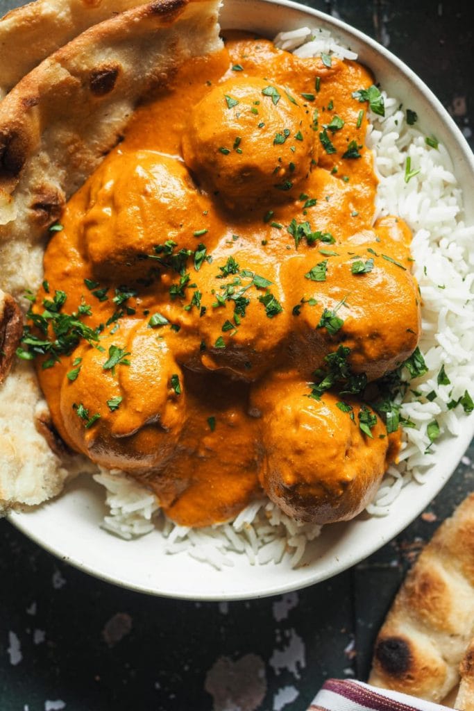 Esta receta de Butter Chicken Albóndigas en 30 minutos es una forma increíble de introducir comida India en casa. La salsa es cremosa y tiene un sabor a especias súper agradable y además es saludable (las especias tienen tantas propiedades buenas). Estas albóndigas son un giro al clásico ¡que siempre enamora! Acompáñalas de arroz y pan naan y listos, una comida o cena perfecta en 30 minutos para cualquier ocasión. | Receta de Paula's Apron