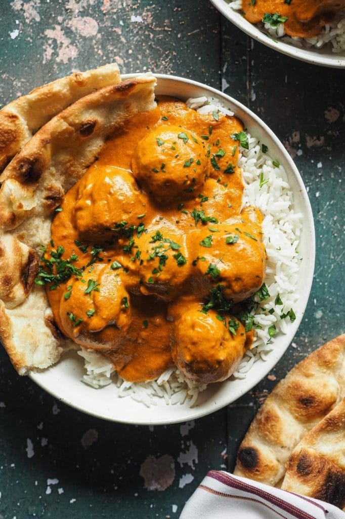 Esta receta de Butter Chicken Albóndigas en 30 minutos es una forma increíble de introducir comida India en casa. La salsa es cremosa y tiene un sabor a especias súper agradable y además es saludable (las especias tienen tantas propiedades buenas). Estas albóndigas son un giro al clásico ¡que siempre enamora! Acompáñalas de arroz y pan naan y listos, una comida o cena perfecta en 30 minutos para cualquier ocasión. | Receta de Paula's Apron