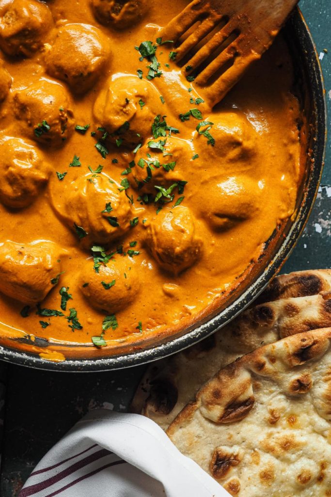 Esta receta de Butter Chicken Albóndigas en 30 minutos es una forma increíble de introducir comida India en casa. La salsa es cremosa y tiene un sabor a especias súper agradable y además es saludable (las especias tienen tantas propiedades buenas). Estas albóndigas son un giro al clásico ¡que siempre enamora! Acompáñalas de arroz y pan naan y listos, una comida o cena perfecta en 30 minutos para cualquier ocasión. | Receta de Paula's Apron