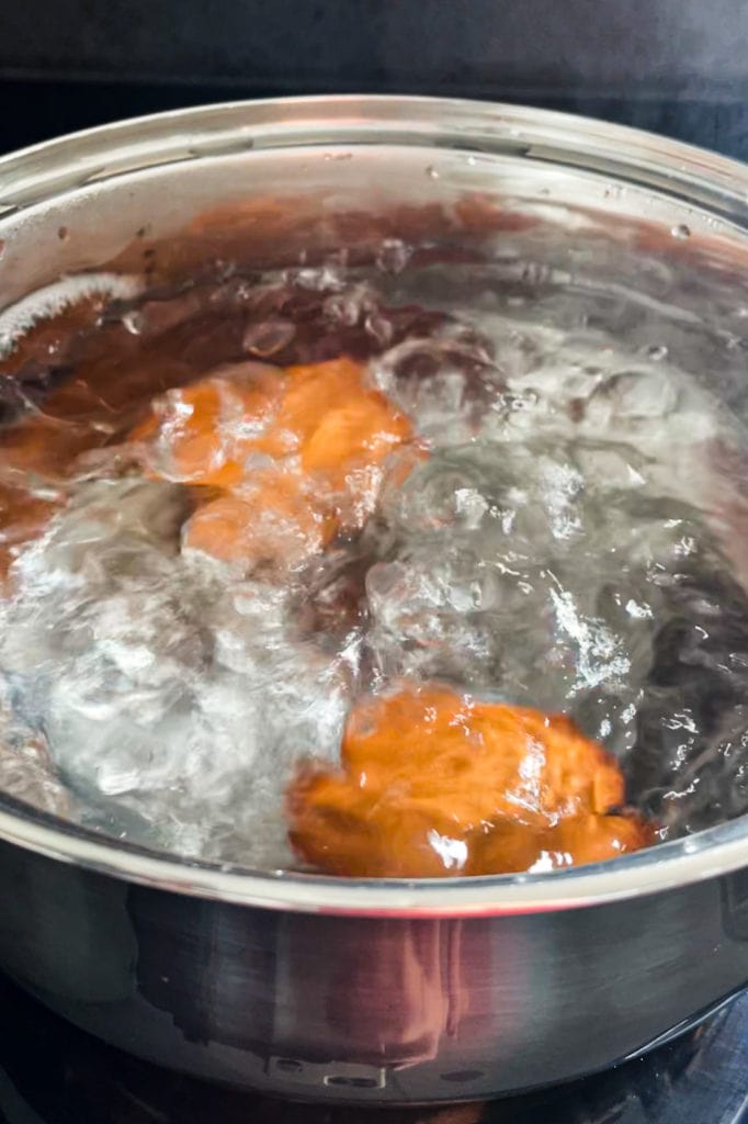 Aprende cómo hacer huevos duros perfectos y los tiempos de cocción para que la yema quede con el punto que más te guste (o el que pida la receta donde los vayas a usar). Si sigues los pasos y consejos que comparto hoy, te aseguro que siempre te van a quedar unos huevos duros de 10. | Básicos de Cocina y Trucos y Consejos de Paula's Apron