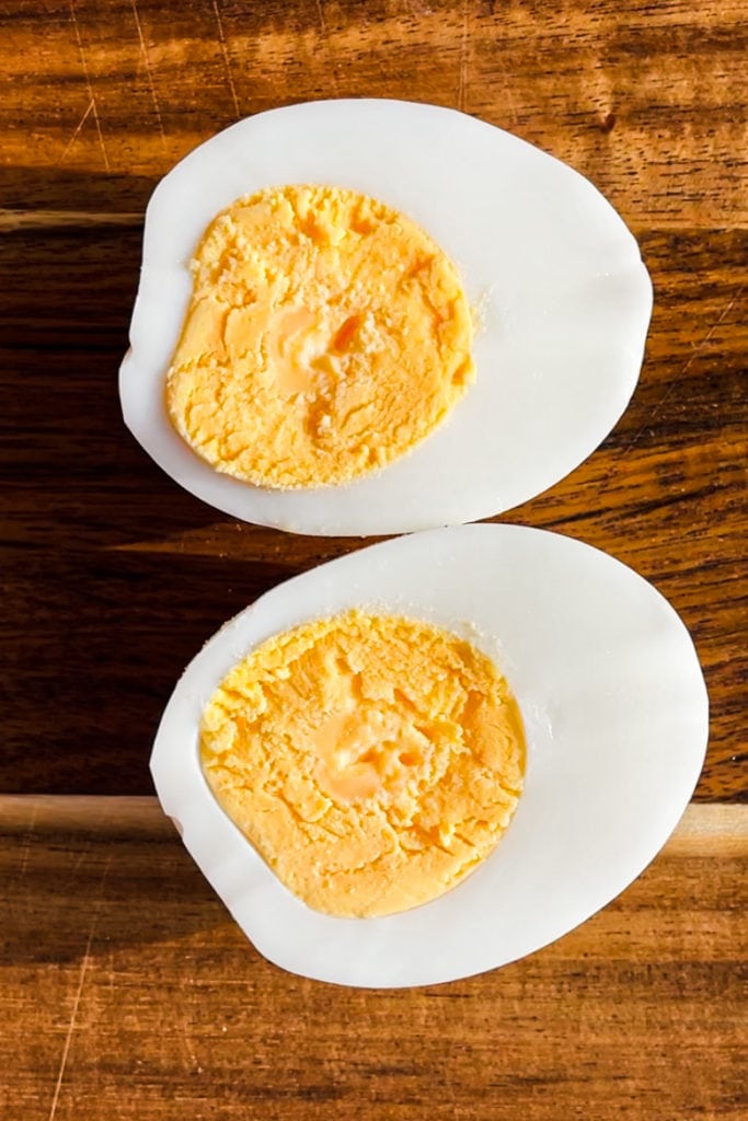 Aprende cómo hacer huevos duros perfectos y los tiempos de cocción para que la yema quede con el punto que más te guste (o el que pida la receta donde los vayas a usar). Si sigues los pasos y consejos que comparto hoy, te aseguro que siempre te van a quedar unos huevos duros de 10. Básicos de Cocina y Trucos y Consejos de Paula's Apron