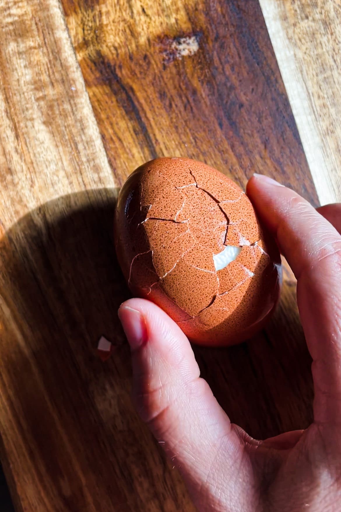 Aprende cómo hacer huevos duros perfectos y los tiempos de cocción para que la yema quede con el punto que más te guste (o el que pida la receta donde los vayas a usar). Si sigues los pasos y consejos que comparto hoy, te aseguro que siempre te van a quedar unos huevos duros de 10. | Básicos de Cocina y Trucos y Consejos de Paula's Apron