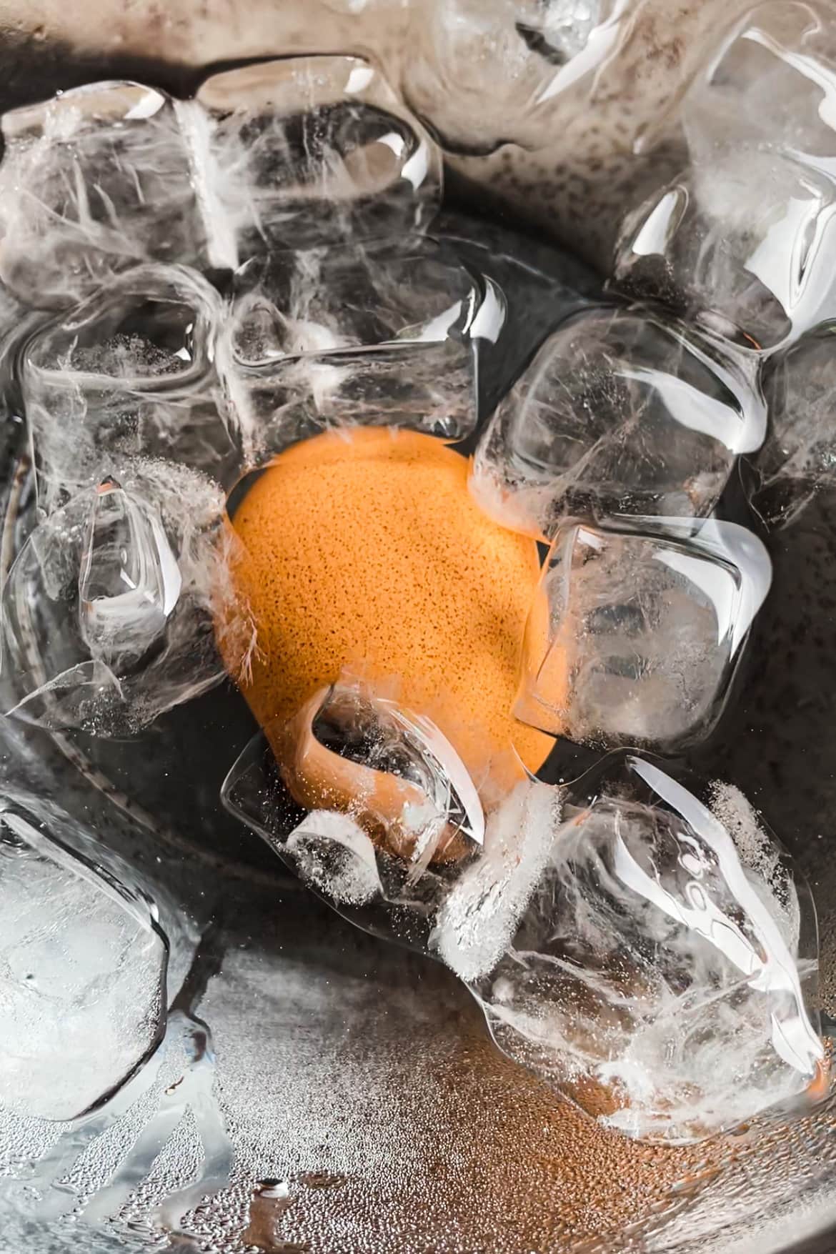 Aprende cómo hacer huevos duros perfectos y los tiempos de cocción para que la yema quede con el punto que más te guste (o el que pida la receta donde los vayas a usar). Si sigues los pasos y consejos que comparto hoy, te aseguro que siempre te van a quedar unos huevos duros de 10. | Básicos de Cocina y Trucos y Consejos de Paula's Apron