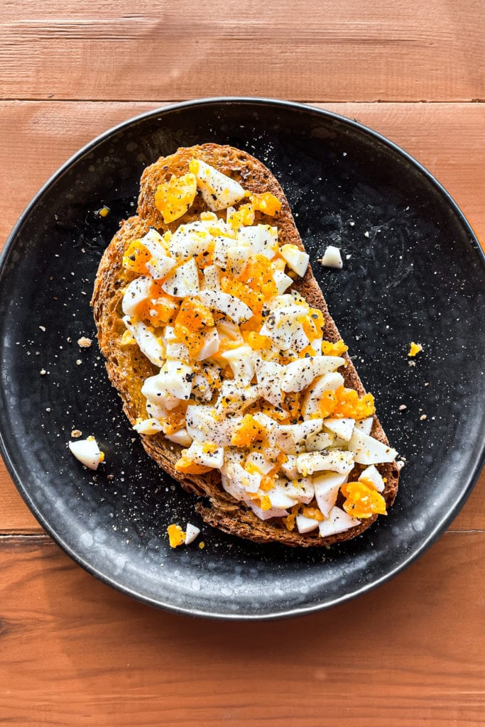 Aprende cómo hacer huevos duros perfectos y los tiempos de cocción para que la yema quede con el punto que más te guste (o el que pida la receta donde los vayas a usar). Si sigues los pasos y consejos que comparto hoy, te aseguro que siempre te van a quedar unos huevos duros de 10. | Básicos de Cocina y Trucos y Consejos de Paula's Apron