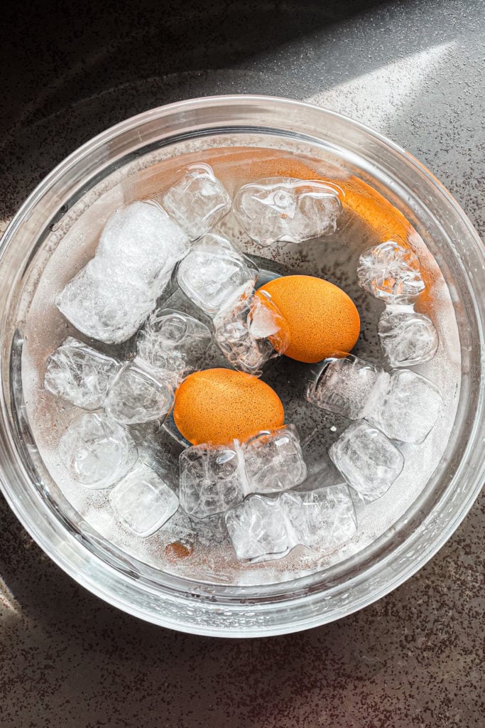 Aprende cómo hacer huevos duros perfectos y los tiempos de cocción para que la yema quede con el punto que más te guste (o el que pida la receta donde los vayas a usar). Si sigues los pasos y consejos que comparto hoy, te aseguro que siempre te van a quedar unos huevos duros de 10. | Básicos de Cocina y Trucos y Consejos de Paula's Apron