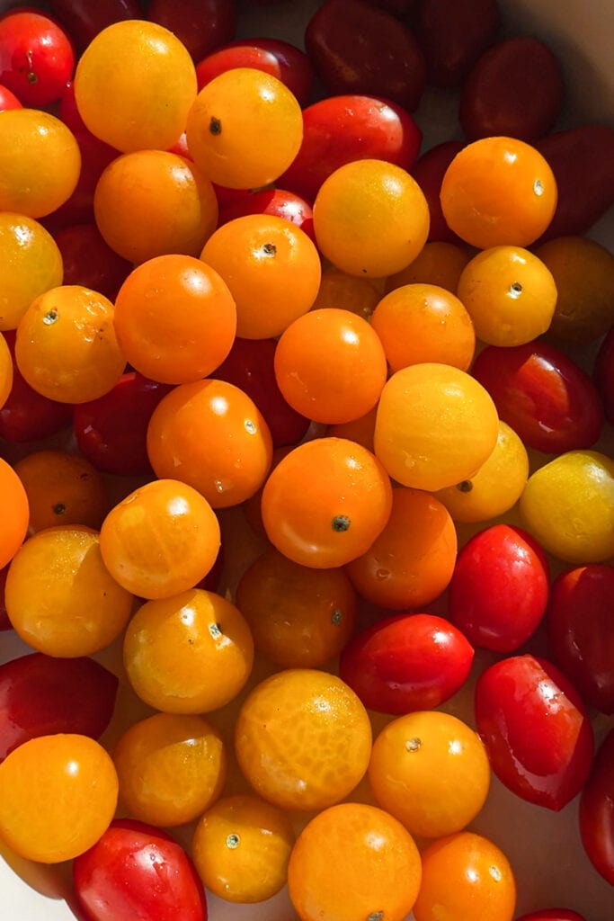 Tomates cherry variados en una fuente de horno