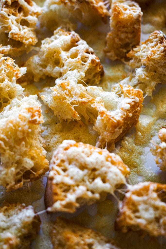 Picatostes de Gruyère para acompañar cremas de verduras.| Receta de Paula's Apron